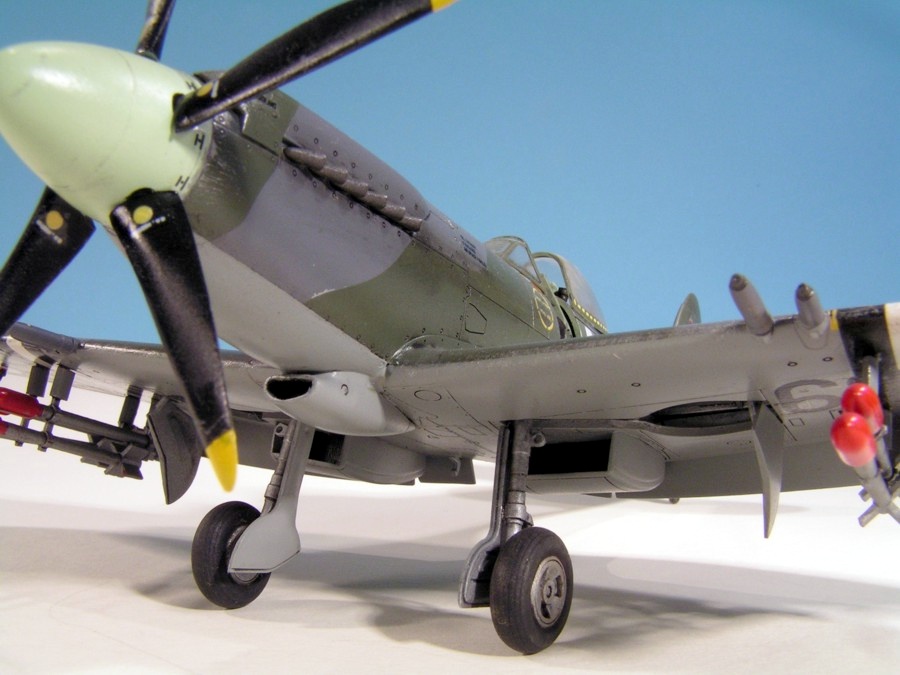 Airfix 1:48 Supermarine Spitfire 3点セット Amazon.com: Airfix Model Airplane Kit Gift Set - A05126A